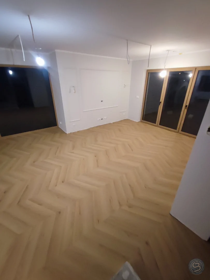 Francuska jodełka w prywatnym domu – klasyka w nowoczesnym wydaniu.